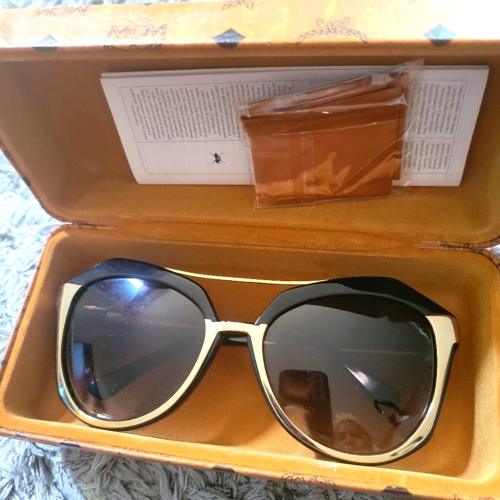MCM  BUTTERFLY SUNGLASSES (BLACK & GOLD)